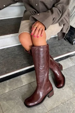 A Real Woman'S World CS8746