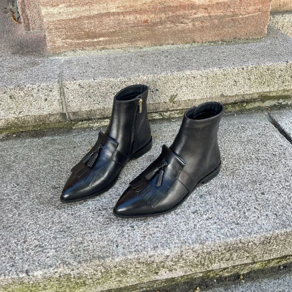 Caroline Moves CS8634