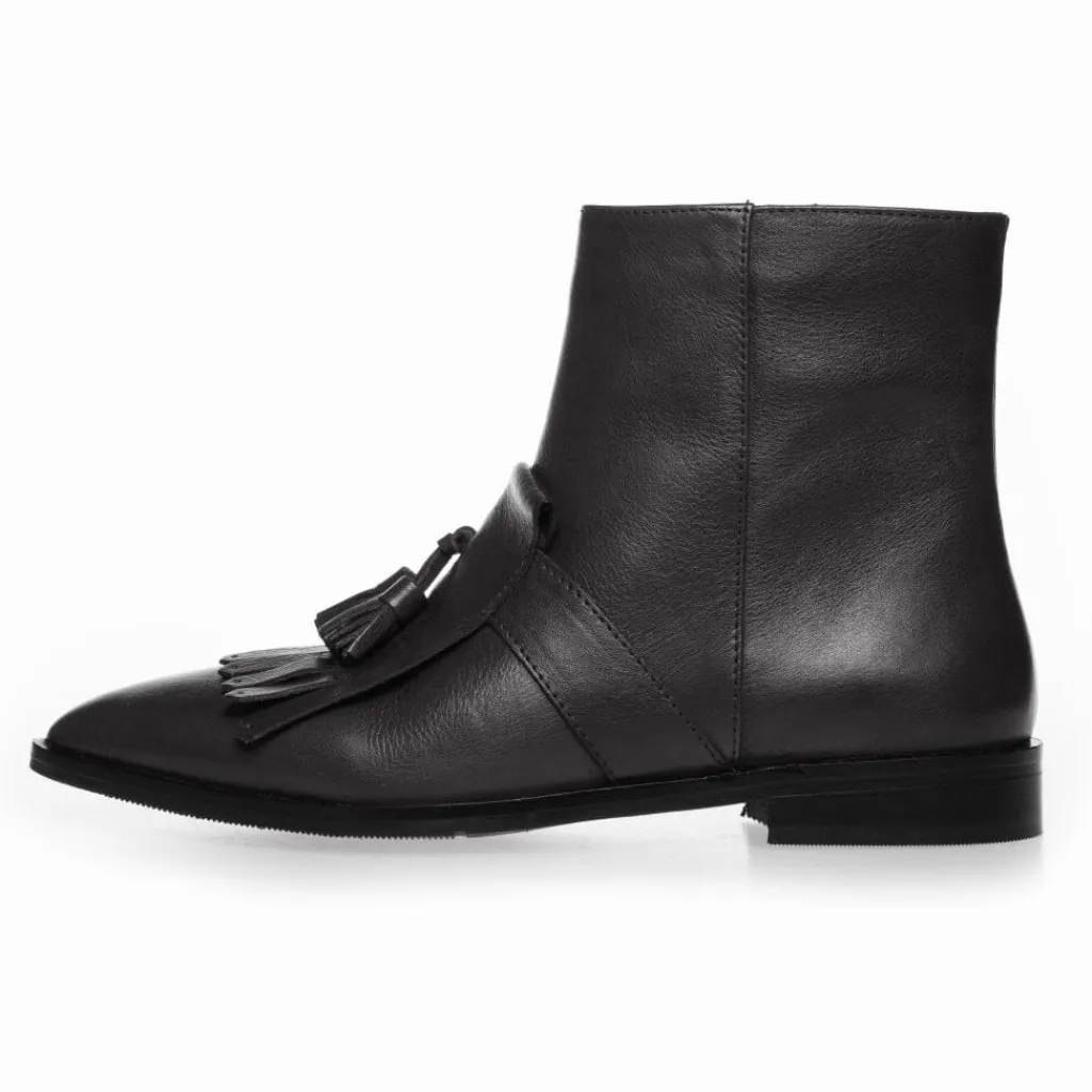 Caroline Moves CS8634