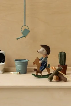 Cowboymus På Gyngehest, Lillebror