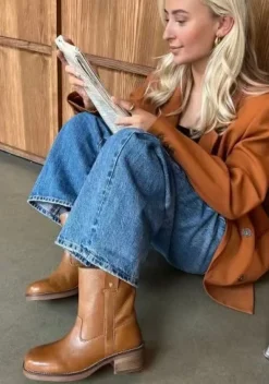 Say More Brown/ CS8646